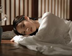 开云体育中国-斯通斯爆发助尼斯逆袭，曼联黯然失守，欧冠格局风云再起